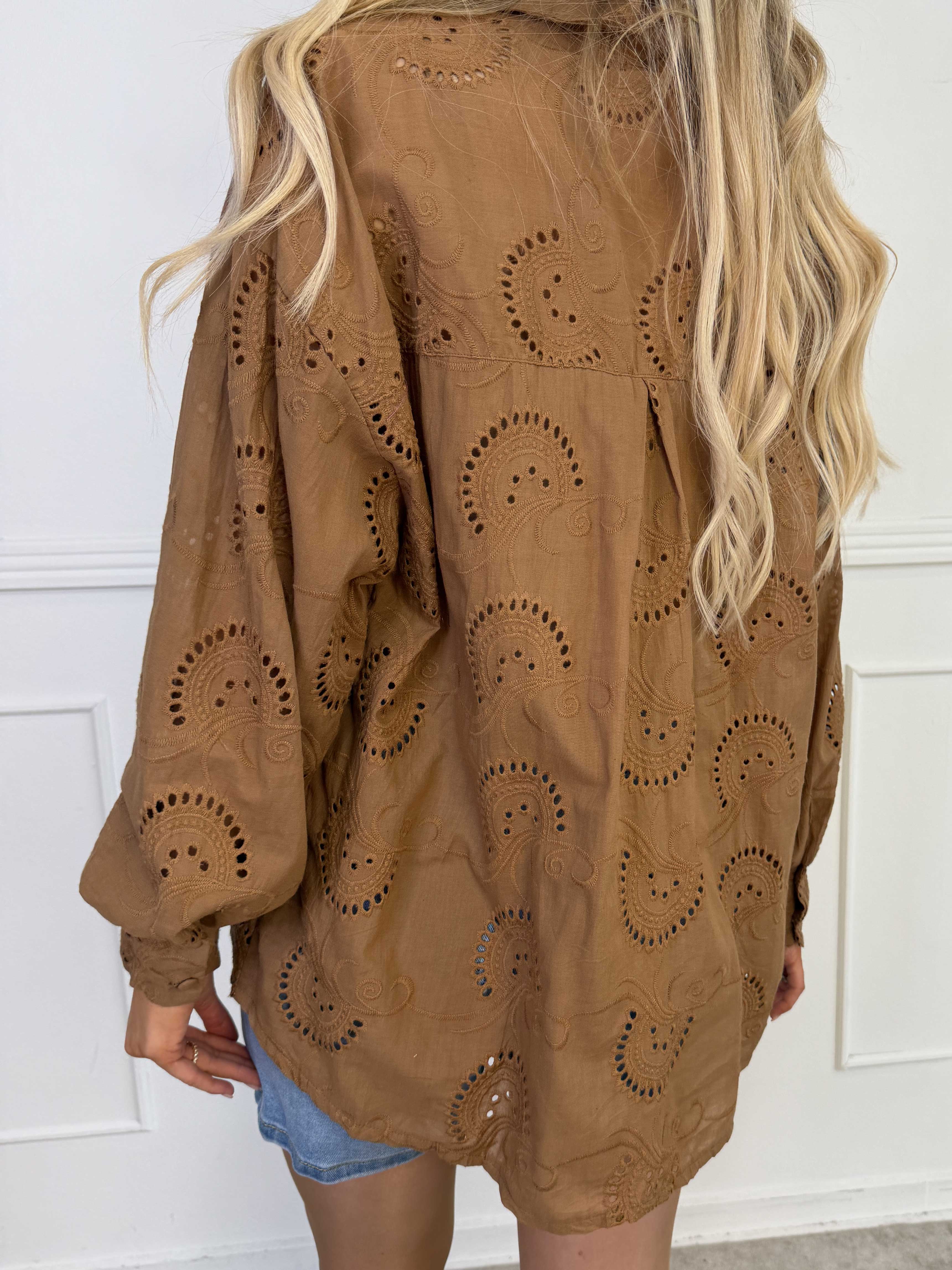 Lona Broderie - Broderie anglaise plus size skjorte i viskose